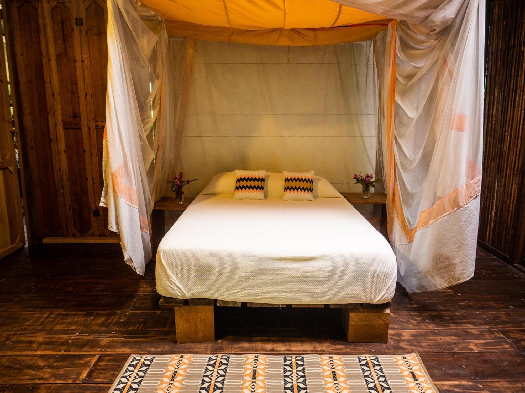 La Loma Jungle Lodge And Chocolate Farm Bocas del Toro Rum bild